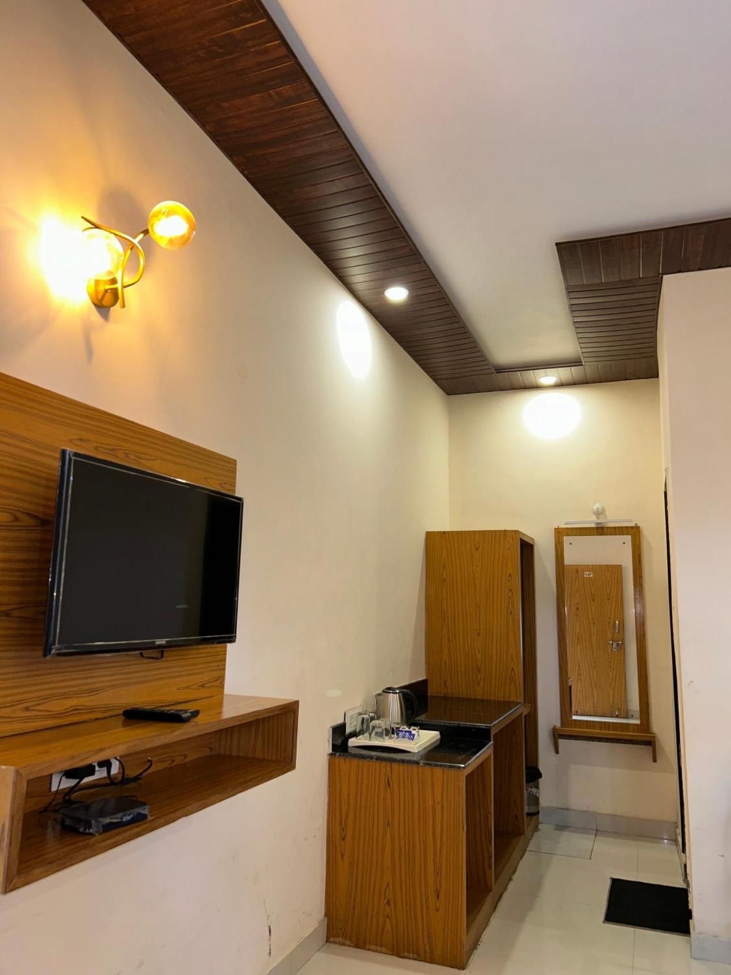 Hotel Maya Regency Bhīm Tāl Exteriör bild