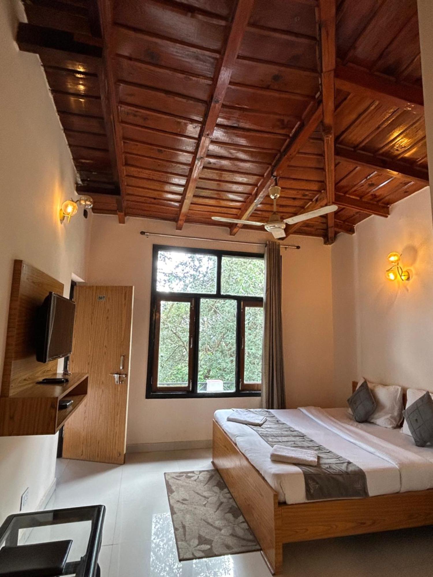 Hotel Maya Regency Bhīm Tāl Exteriör bild