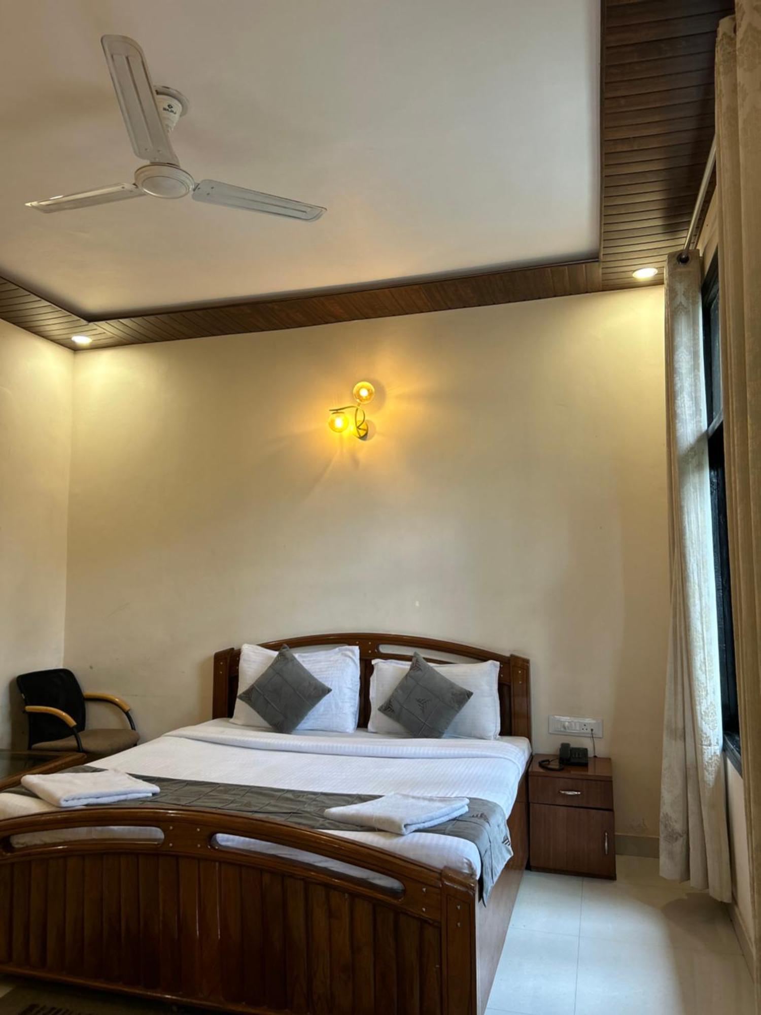 Hotel Maya Regency Bhīm Tāl Exteriör bild